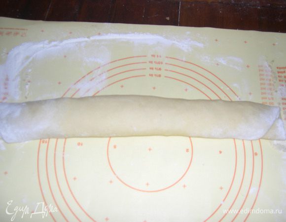 Сворачиваем рулетиком и нарезаем на небольшие кусочки.