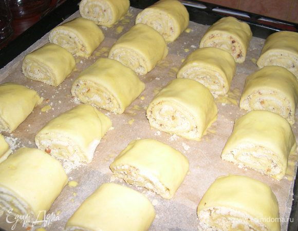 Противень застилаем бумагой для выпечки и выкладываем гату. Сверху смазываем желтком, разведенным молоком.