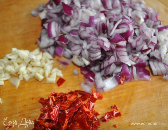 Креветки залить кипятком,оставить на 3-4 минуты,воду слить,залить ещё раз крутым кипятком,оставить на 5 минут.
Лук, перчик и чеснок очистить, измельчить.