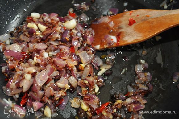 Разогреть в сковороде оливковое масло. Обжарить лук в разогретом масле, 4 мин. Добавить чеснок и перец, готовить еще 2 мин.помешивая.