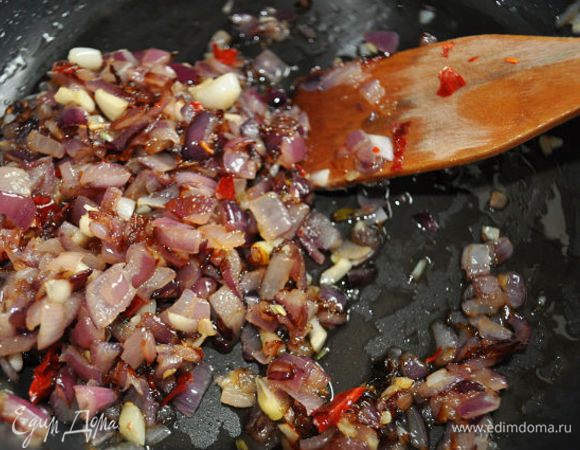 Разогреть в сковороде оливковое масло. Обжарить лук в разогретом масле, 4 мин. Добавить чеснок и перец, готовить еще 2 мин.помешивая.