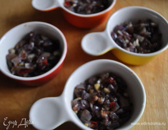 Разогреть духовку до 200 С. Разложить луковую смесь по 4-м небольшим керамическим формочкам(жульенницам) 