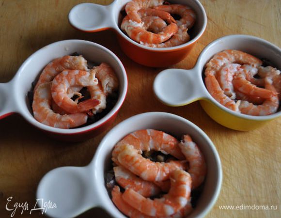  Сверху положить креветки, посолить и поперчить по вкусу,