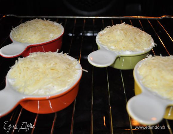 и посыпать сыром. Запекать 8-10 мин.