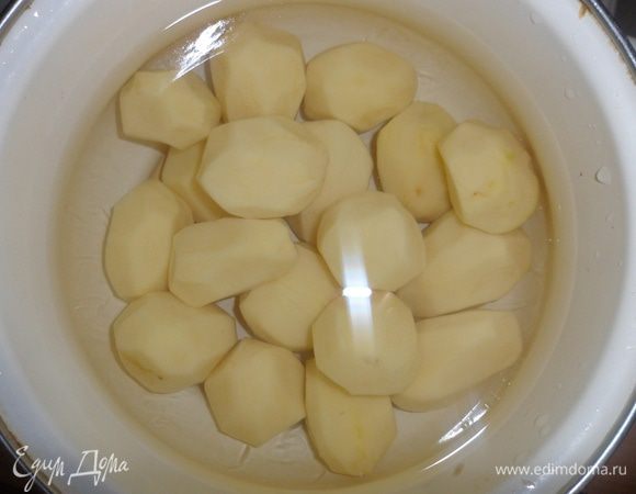 Картофель моем, чистим и ставим варить в подсоленой воде до готовности.