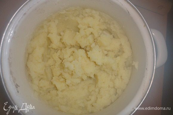Протираем готовый картофель через сито, добавляем сливки,
