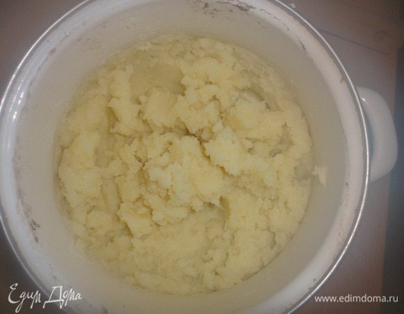 Протираем готовый картофель через сито, добавляем сливки,
