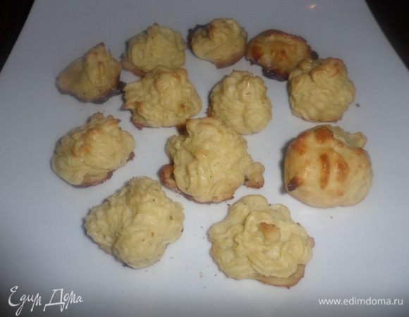 Поставить Герцогини в духовку, разогретую до 190 градусов. Выпекать до образования золотистых краев.