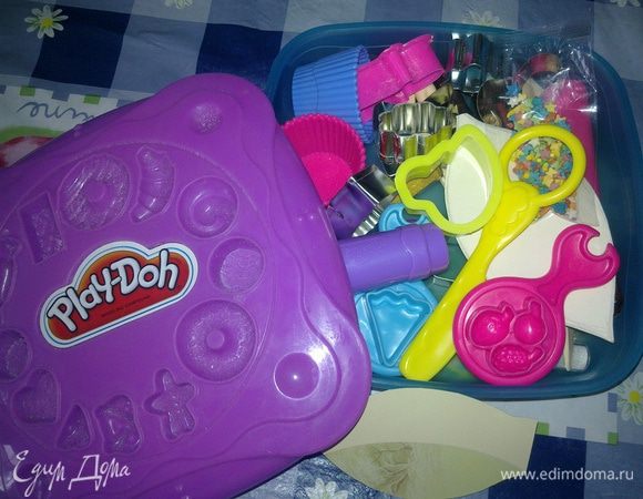 Теперь начинается творчество...)))
Моя сестра, зная, что у меня появилось новое хобби, купила мне в детском мире коробочку со всякими интересными штучками (которые предназначены для лепки из различных пластичных масс) и вот я теперь использую их для лепки из мастики и теста..дополнительно собираю всякие штучки и складываю в эту же коробочку...