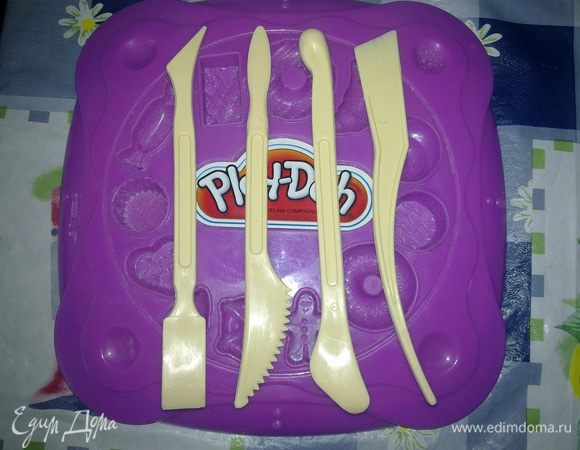 ...в нашем городе просто невозможно найти профессиональных наборов для работы с мастикой и поэтому я воспользовалась советом на одном из сайтов и купила набор для работы с пластилином (за какие то смешные деньги)...правда мне пришлось над ними поработать...убрать заусенцы и отшлифовать, что бы они были гладкие...