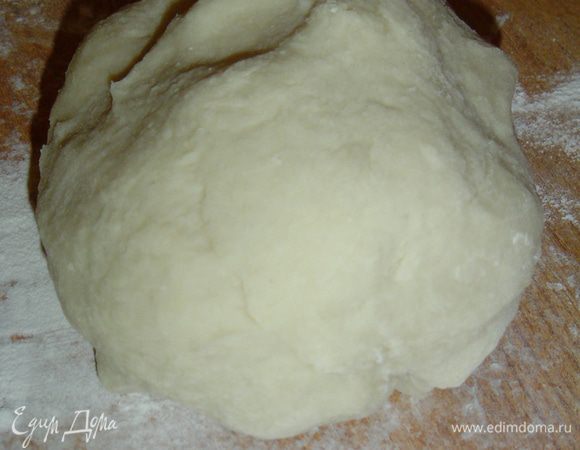 В миску высыпаем 300 г(точно соблюдать пропорции) муки, воду доводим до кипения и сразу же выливаем в муку. Начинаем вымешивать тесто ложкой, а потом руками. Готовое тесто накрываем влажной салфеткой и даем ему отдохнуть 30 минут.
 Затем нарезаем тесто на кусочки и раскатываем каждый в тонкую лепешку, при этом подпыляя стол мукой.
 На одну половину лепешки кладем натертый сыр, накрываем второй половиной, обрезаем лишнее...можно с помощью вилки закрепить края.
 Обжариваем на растительном масле до золотистого цвета.
 Приятного аппетита!!!
