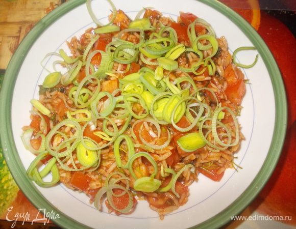 Сварить рис. Пока варится рис,мелко нарезать лук, помидоры порезать маленькими кубиками.
Порубить петрушку и мяту.Из риса,слить воду.В кастрюлю с отваренным рисом вмешать оливковое масло, лук и зелень, помидоры, томатную пасту, сок лимона, соль, перец и паприку,перемешать. Салат готов.