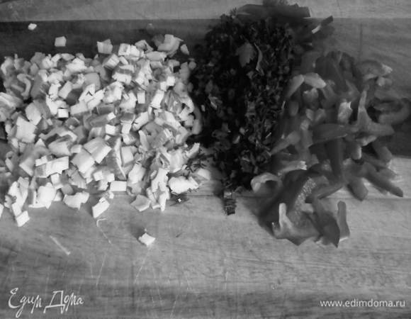 Мелко шинкуем перец (у меня был только красный), крабовые палочки и зелень.