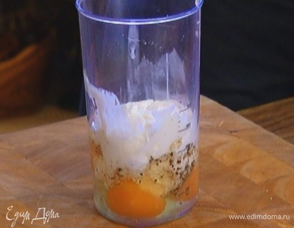 Яйца соединить со сметаной, мукой и предварительно размягченным сливочным маслом.