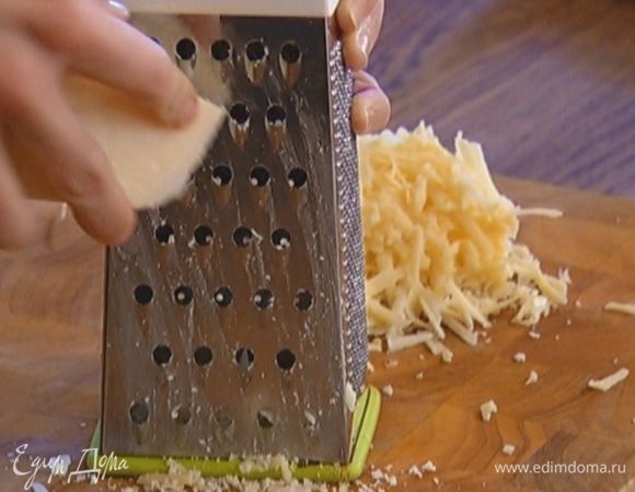 Оба вида сыра по отдельности натереть на крупной терке.