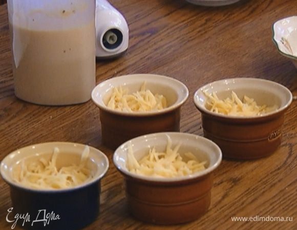 В небольшие керамические формочки разложить по 1 ст. ложке крабового мяса и по 1 ст. ложке чеддера.