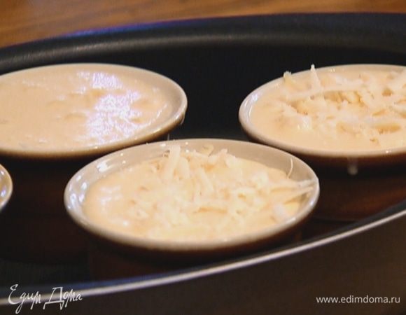 Влить сверху яичную смесь, чтобы она полностью покрыла крабы и чеддер, затем посыпать натертым пармезаном.