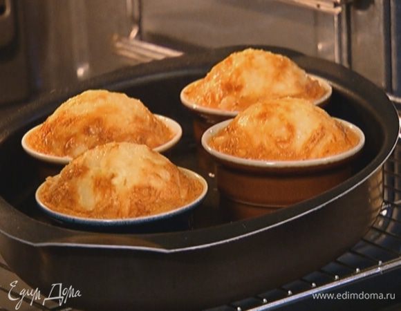 Поместить формы в противень, наполовину заполненный горячей водой, и отправить в разогретую духовку на 10–12минут.