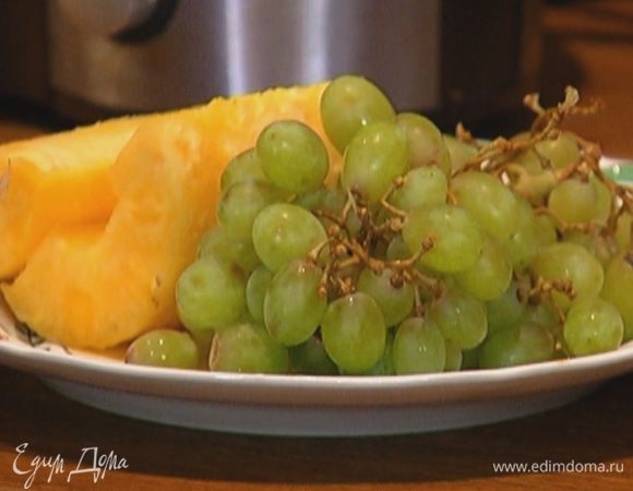 Ананас, сельдерей и виноград поместить в соковыжималку.