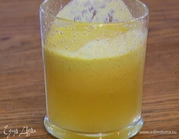 Добавить лайм с кожурой и выжать сок.