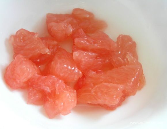 Грейпфрут очистить, разделить на 2 части. Одну разделить на сегменты, снять пленку, порезать на небольшие кусочки, выделившийся сок сохранить.
