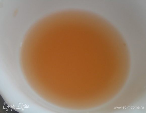 Из другой половины выжать сок, добавить к нему выделившийся сок при нарезке.