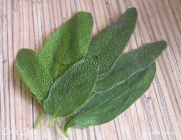 Шалфей промыть, оборвать листики и измельчить.