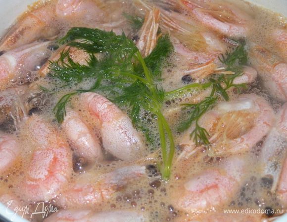 Креветки отварить в подсоленой воде до готовности.