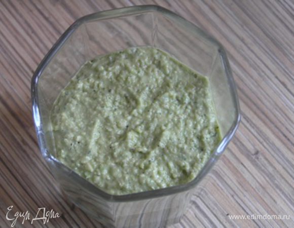 Желатин отжать от воды, нагреть в небольшом количестве сока грейпфрута, смешать с остальным соком. На дно каждого стаканчика выложить смесь из авокадо, 