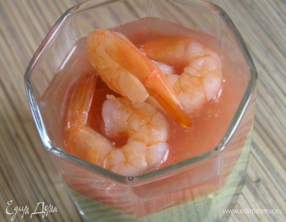 сверху выложить креветки и полить все грейпфрутовым соком.