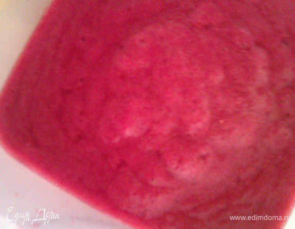 Начнем с кремов:
Крем малиновый:
Малину протереть через сито, смешать с частью сахара . Дать постоять немного
