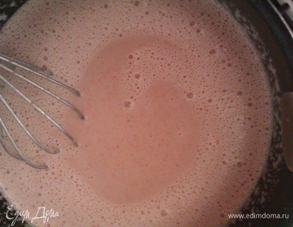 Затем смешать с холодным молоком.
Поставить на огонь и греть, постоянно помешивая. Не кипятить.
