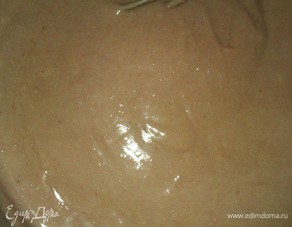 Желтки смешать с оставшимся сахаром, мукой, ванильным сахаром.Не очень большую порцию 
(прим четверть) молока влить по ложке или тонкой струйкой в желтки