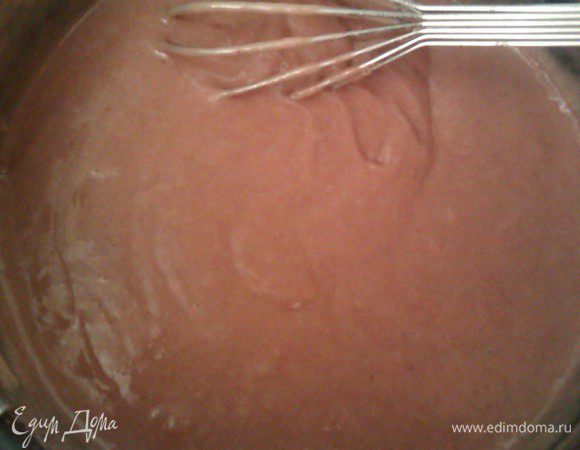 размешать и соединить полученную массу с оставшимся на плите молоком. Варить до загустения. Не кипятить.
Снять с огня. Охлаждать в холодильнике.
