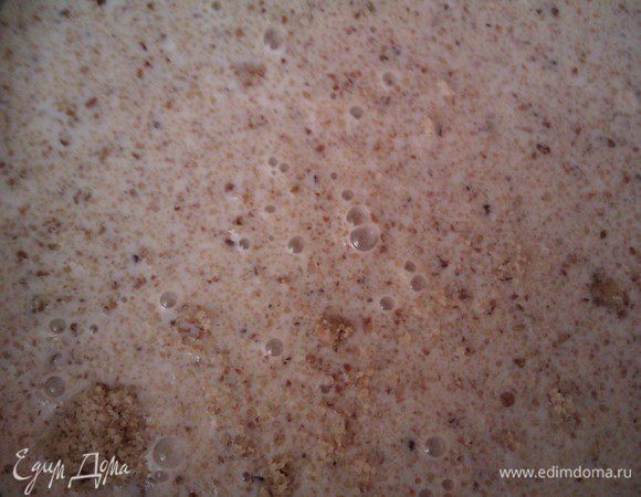 Измельченный в муку  миндаль смешать с молоком и варить на медленном огне минут 15-20.