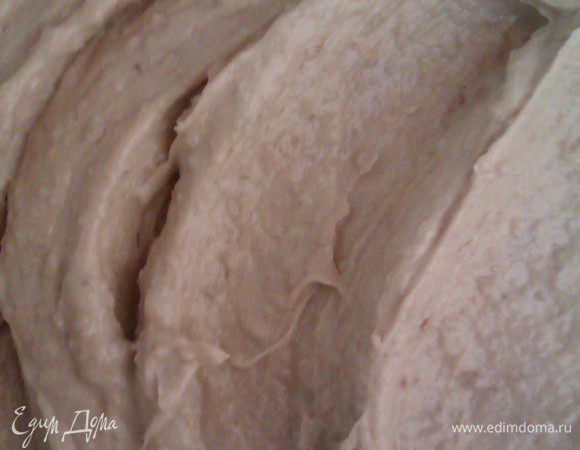 Желтки смешать с сахаром.
Добавить ложек 5-6 горячего орехового молока, размешать. Полученную массу влить в молоко и постоянно помешивая венчиком варить до загустения. Остудить.
