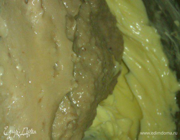 Масло комнатной температуры взбить до пышности, смешать с ореховым кремом