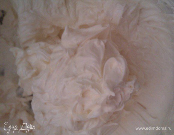 Отделить белки от желтков.
Белки взбить, добавить половину сахара  и взбить до жестких пиков.
Желтки смешать с оставшимся сахаром и взбивать до густой белой пены.
Затем аккуратно смешать желтки с белками, добавить поэтапно просеянную муку