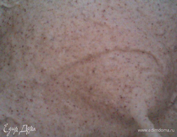 перемешивать медленно ложкой, чтоб не осело.  Добавить перемолотые в муку  орехи. Аккуратно размешать.

