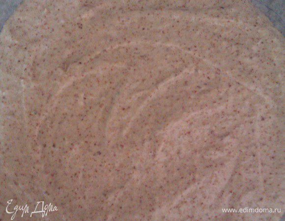 Распределить тесто по бумаге ( у меня круг диаметр 24 см) Высота около 2 см.
Выпекать в духовке около 15 минут при 180 гр

У меня получилось 4 коржа. 
