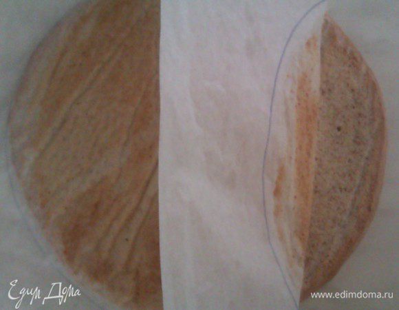 Коржи после выпечки остудить, положив на поверхность (решетку) бумагой в верх. Затем снять с коржа бумагу.