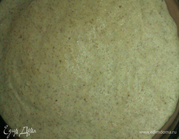 Когда коржи готовы, а кремы в холодильнике застыли, можно собирать торт и украшать.
Корж – малиновый крем ( я щедро смазывала))))) ), затем корж – ореховый крем, затем корж – малиновый, и последний корж смазать ореховым Торт на данном этапе убрать в холодильник на часок-другой
