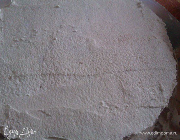 В это время можно сделать крем под мастику. 
Крем под мастику:
Масло взбить  до бела и очень пышного крема.
Белки взбить, добавить сахарную пудру или сахар и взбить до женстких пиков.
По ложке добавлять во взбитые белки масло, при этом продолжать взбивать, наблюдая, как крем увеличивается в объеме. 
Рецепт этого крема нашла на forum.say7.  Там предлагается  белки нагревать с сахаром, затем охлаждать. Пока охлаждаются при комн темп, взбивать масло. Я белки не нагревала и крем у меня получился .
Перед использование крем помьавить в холодильник на час.
Торт промазать кремом, выровнять. У меня нет специальных инструментов ( пока нет))), поэтому использовала нож, тупую сторону длинного ножа, вернее.
