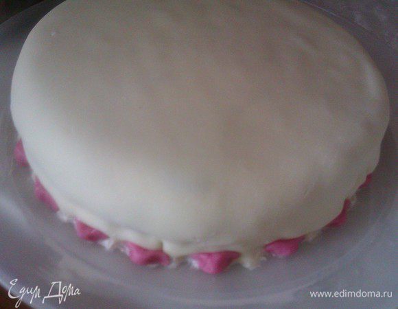 Далее мастику раскатать и обтянуть торт.
Украшать по вкусу и желанию.
