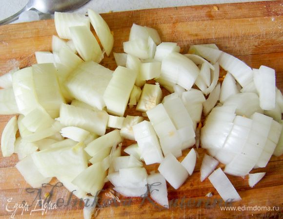 Нарезать лук на кубики. 