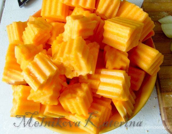 Нарезать тыкву на кубики размером примерно 2*2 см. 