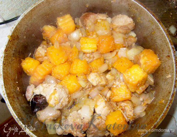 Добавить к мясу лук, тыкву, чеснок и тушить 7-10 минут. 