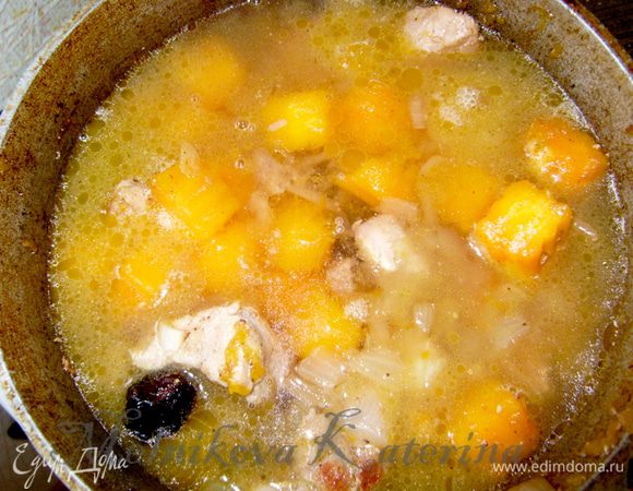 Добавить мед, специи. Тушить еще несколько минут. Добавить воду. 