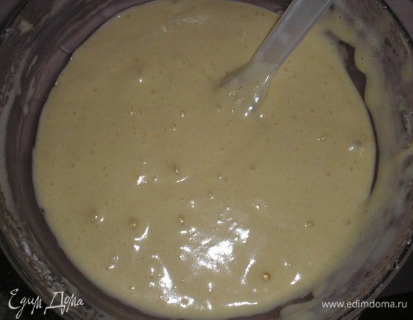 Сначала выпекаем биствит. Для этого яйца взбиваем с сахаром до загустения и увеличения массы в 3 раза. Добавляем муку, осторожно перемешиваем. 