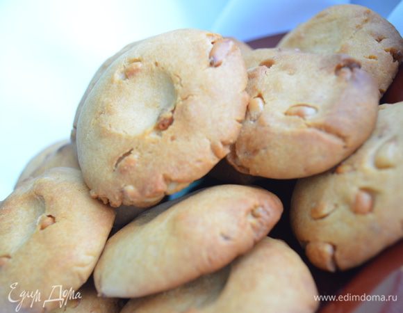 Приготовление: Муку просеять, положить в ее разрыхлитель и кардамон. Достать масло из холодильника и сразу же  выложить на полученную смесь. Все тщательно изрубить ножом, добавить мед  вымещать, положить орехи и убрать на холод минимум на 30 минут. Сформировать печенье удобной для Вас формы, выложить на пергамент. Выпекать в разогретой духовке при температуре 200 градусов до золотистого цвета. Охладить на противне. МИР ВАМ!